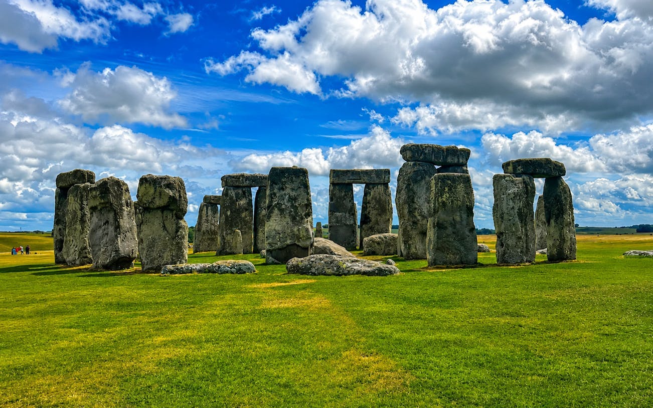 London: Castle Combe, Bath, and Stonehenge Small-Group Day Trip — og