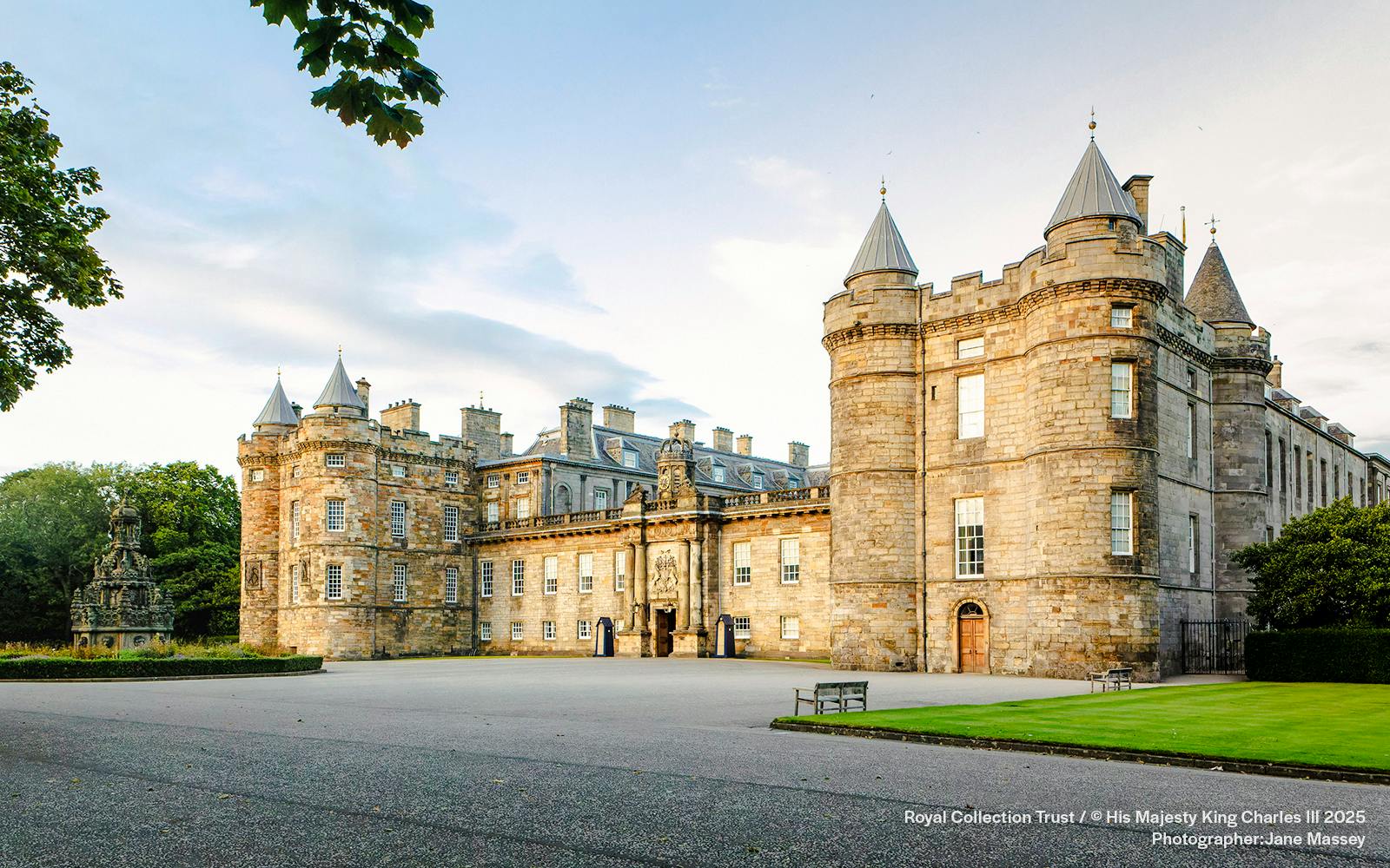 Palace of Holyroodhouse Entry Tickets & Private Guided Tour of Queen Elizabeth II Private Apartments