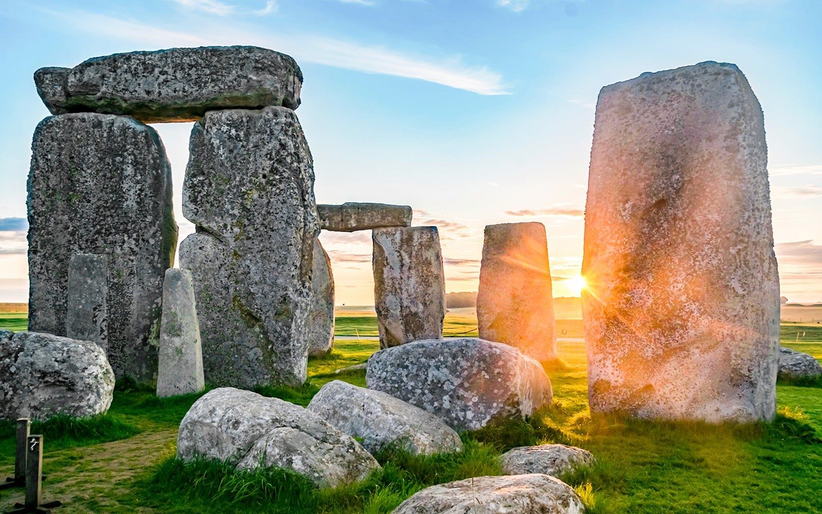 From London: Full-Day Guided Tour of Stonehenge & Avebury — main image