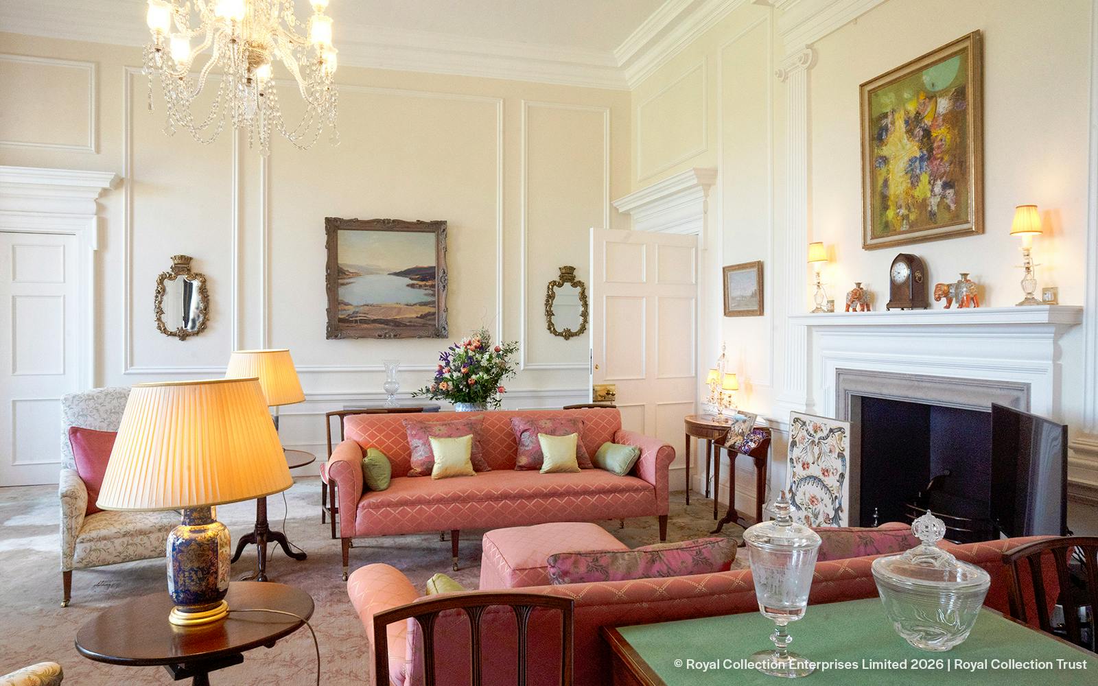 Palace of Holyroodhouse Entry Tickets & Private Guided Tour of Queen Elizabeth II Private Apartments