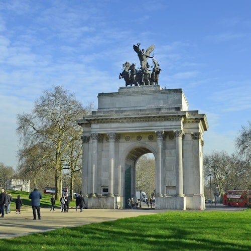 Buckingham Palace: Royal History Semi Private Guided Tour + Entry Ticket