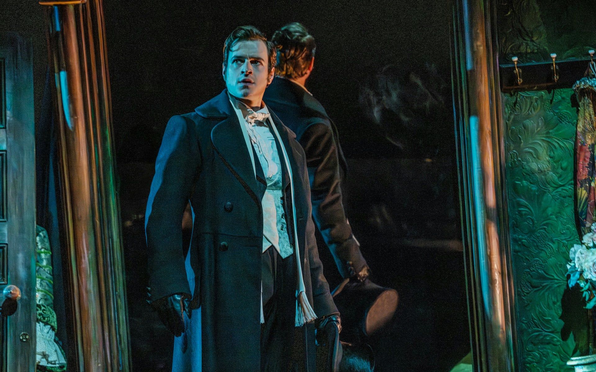 Actor in Victorian attire on stage during Phantom of the Opera production — The Phantom of the Opera