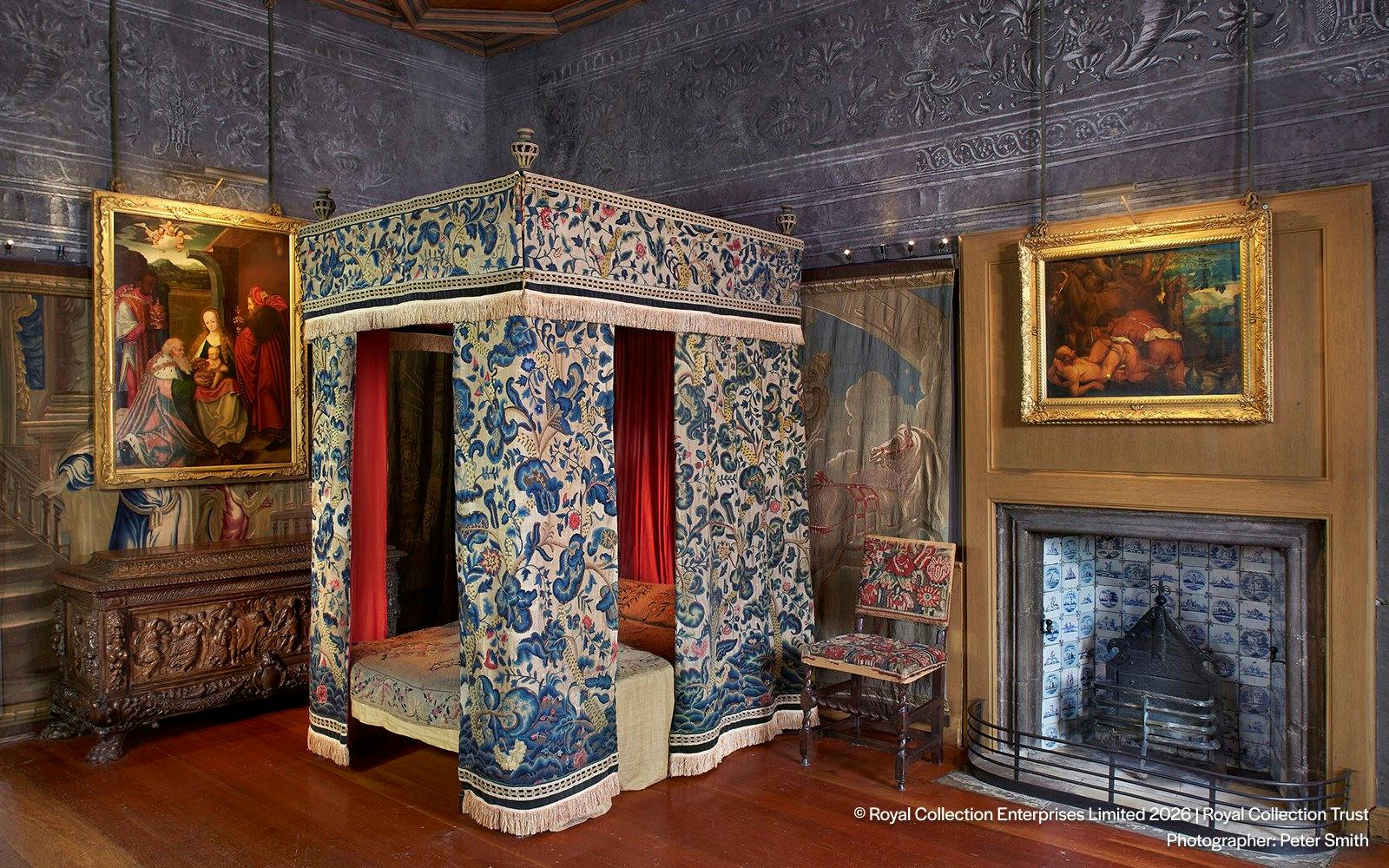 Palace of Holyroodhouse Entry Tickets & Private Guided Tour of Queen Elizabeth II Private Apartments