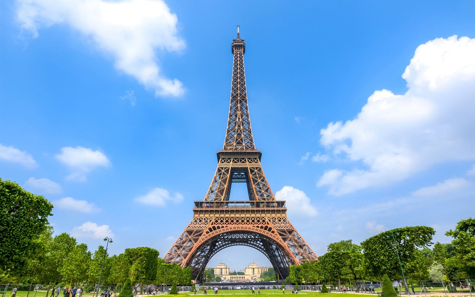 From London: Luxury Escorted Paris Day Trip with Lunch on the Eiffel Tower — portrait