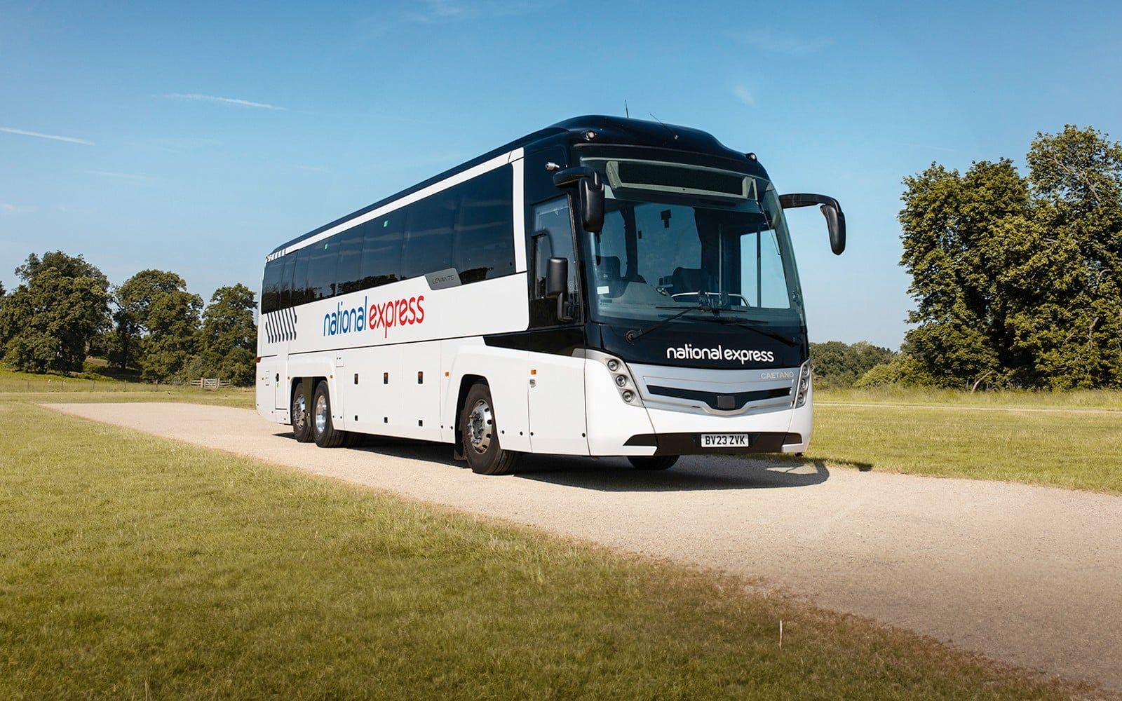 Bus Transfers: Gatwick Airport to/from London Victoria Station β landscape