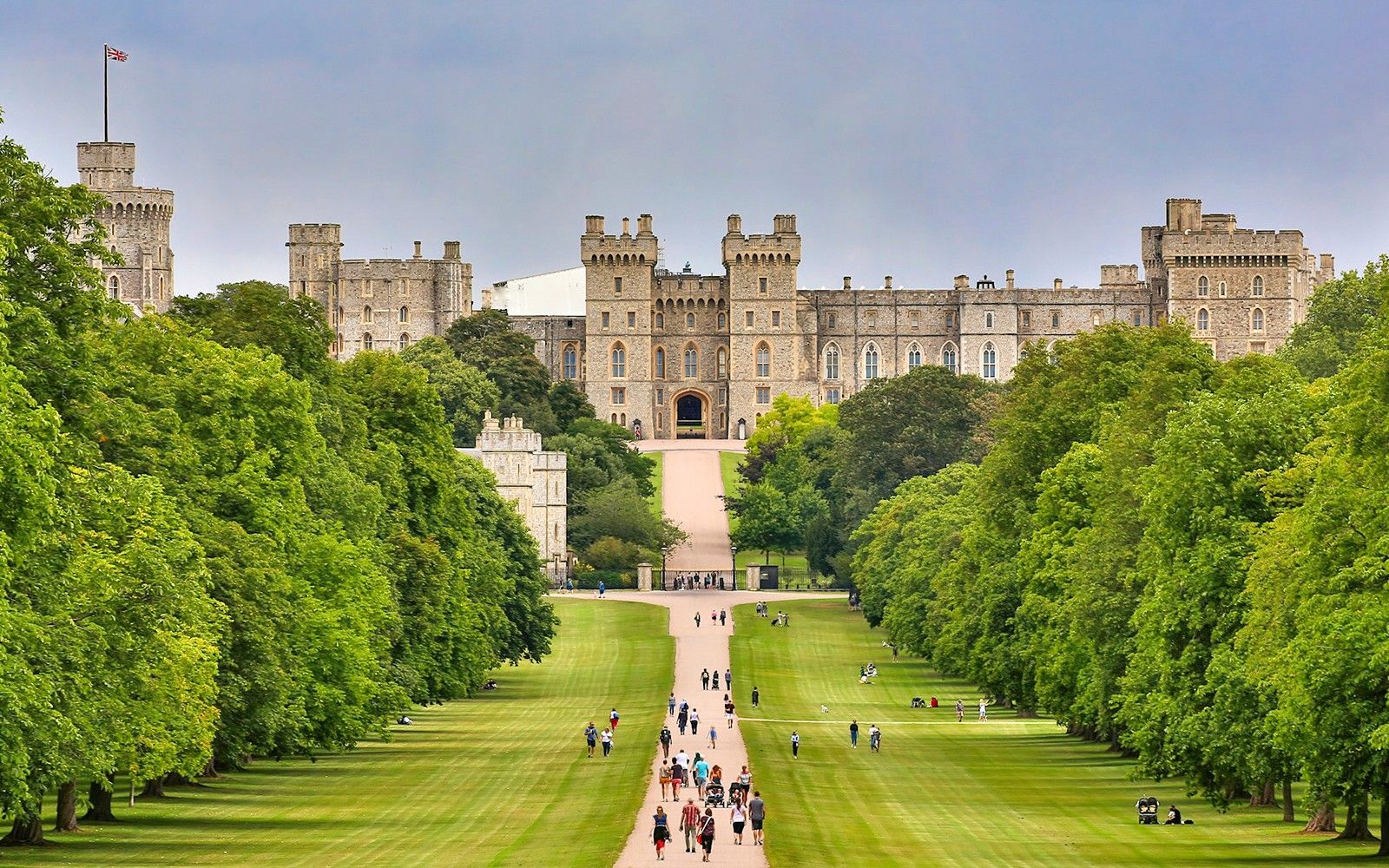 National Express: One-Way Bus Transfers Between London Victoria Station & Windsor
