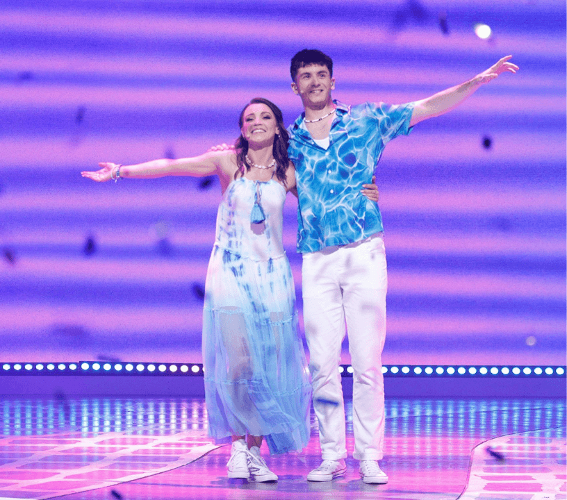Behind the scenes look at Mamma Mia! production design and theatrical staging