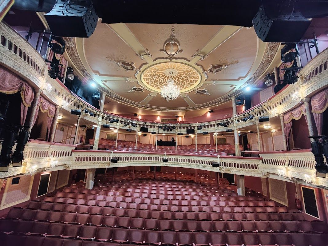 Titanique stage production and set design in Londons West End