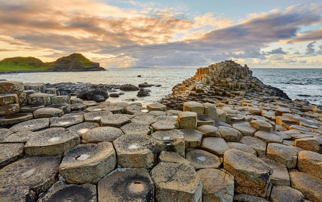 From Belfast: Giant’s Causeway, Dark Hedges & Dunluce Castle Full-Day Tour